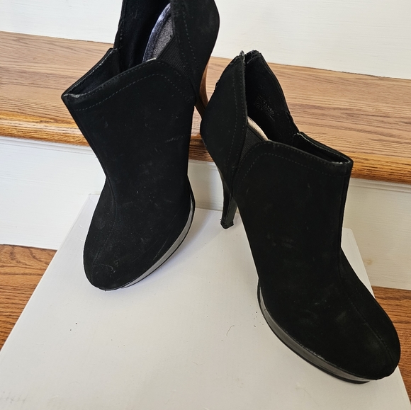 Womens Low Cut Boots by Kenneth Cole-Unlisted; Black Suede, Size: 8.5 M - Picture 3 of 10